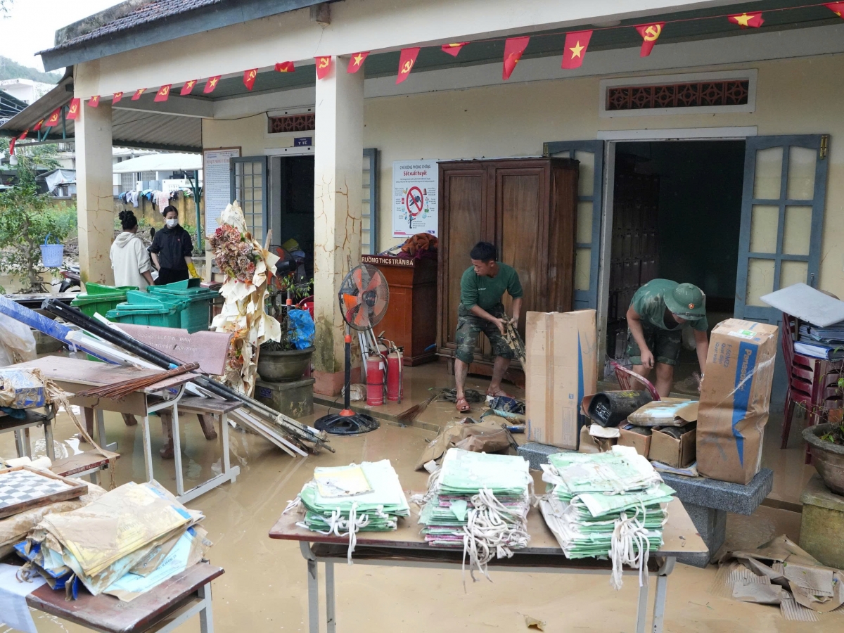 Lữ đoàn 573 (Quân khu 5) giúp vệ sinh trường THCS Nguyễn Bá (xã Tuy Phước)