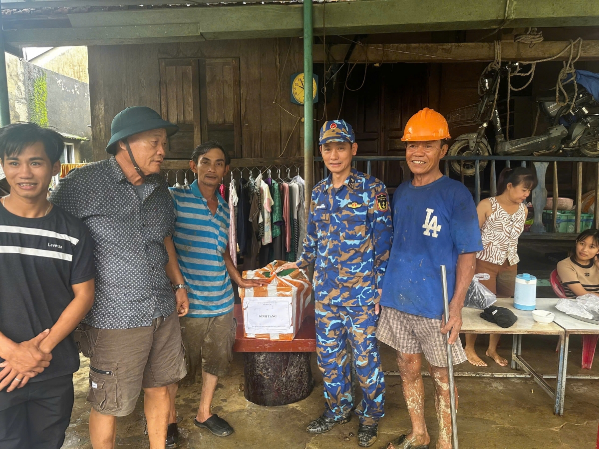 Lữ đoàn 161 thăm, trao tiền và vật chất của Quân chủng Hải quân đến các hộ gia đình có hoàn cảnh khó khăn sau mưa lũ tại Thị xã Điện Bàn, thành phố Đà Nẵng