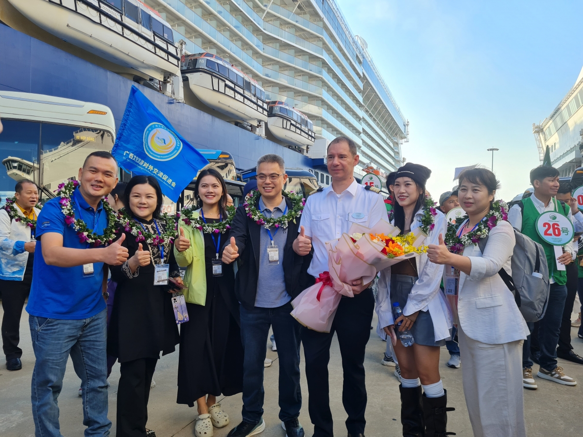 Tàu biển Blue Dream Melody tuyến Bắc Hải - Hạ Long cập cảng tàu khách quốc tế Hạ Long lúc 7h00, mang theo khoảng 1.150 du khách quốc tế đến tham quan Quảng Ninh