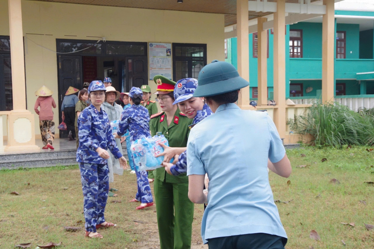 Chị em phụ nữ vận chuyển nhu yếu phẩm tặng bà con vùng lũ lụt