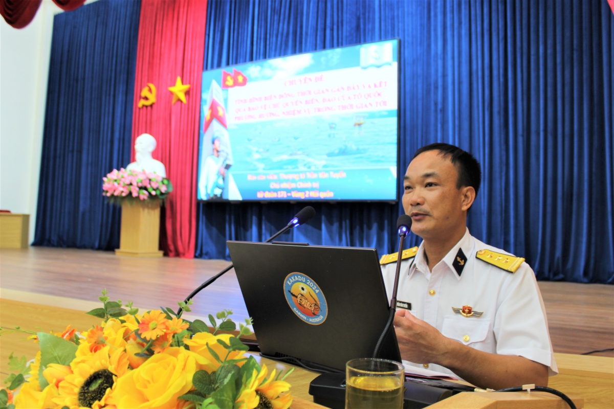 Thượng tá Trần Văn Tuyến, Chủ nhiệm Chính trị Lữ đoàn 171 báo cáo tại buổi tuyên truyền