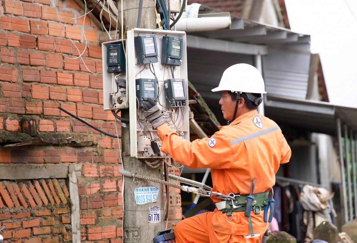 Một công nhân đang đấu nối cầu chì cho các khách hàng ở xã Tuy An Nam.