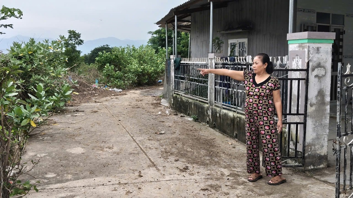 Bà Đồng Thị Kim Minh bức xúc khi dự án kè chậm triển khai