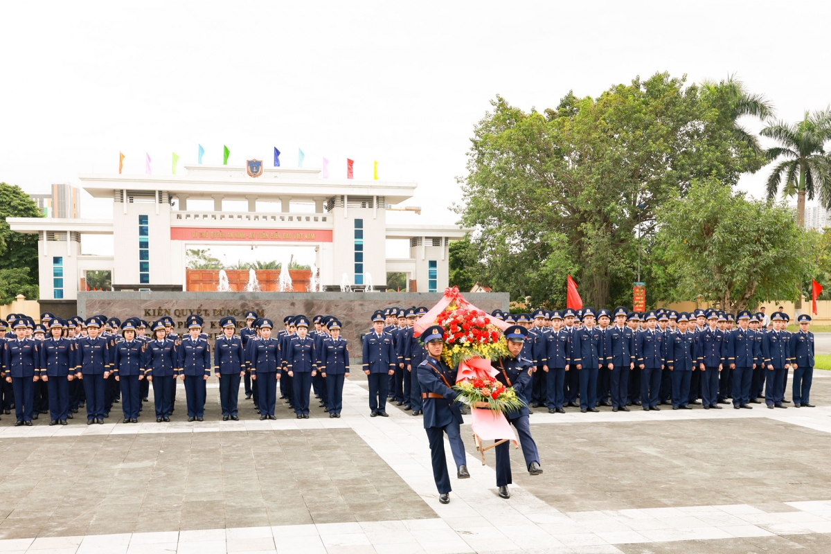 Đoàn đại biểu thành kính dâng hoa tưởng nhớ Chủ tịch Hồ Chí Minh.