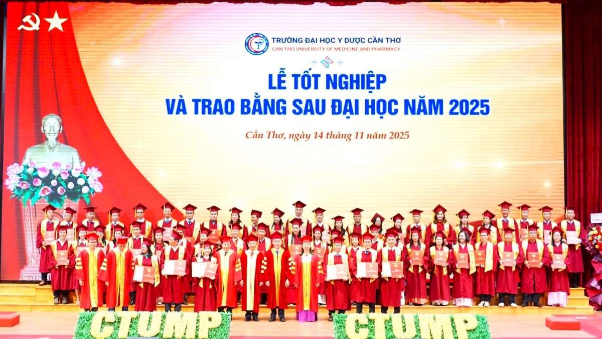 Trường Đại học Y dược Cần Thơ trao bằng tốt nghiệp cho các tân khoa sau đại học.