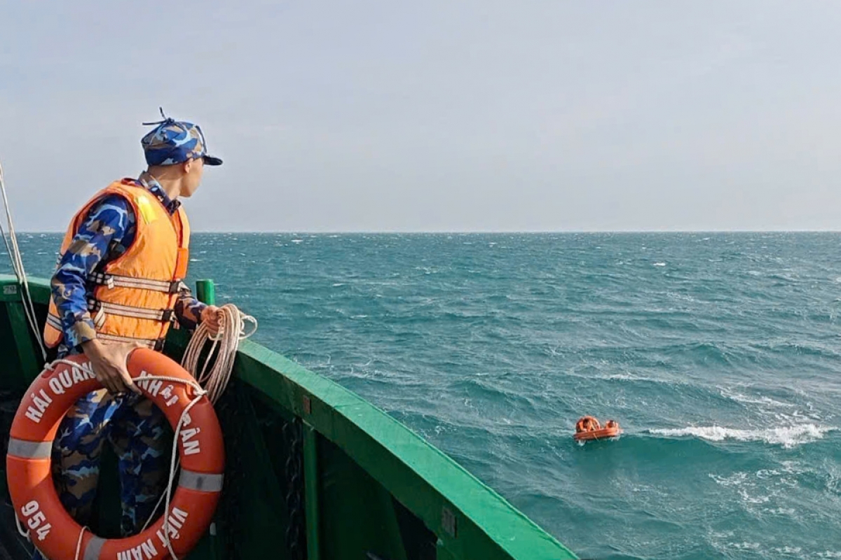 Cán bộ, chiến sĩ Tàu 954 tiếp cận các thuyền viên