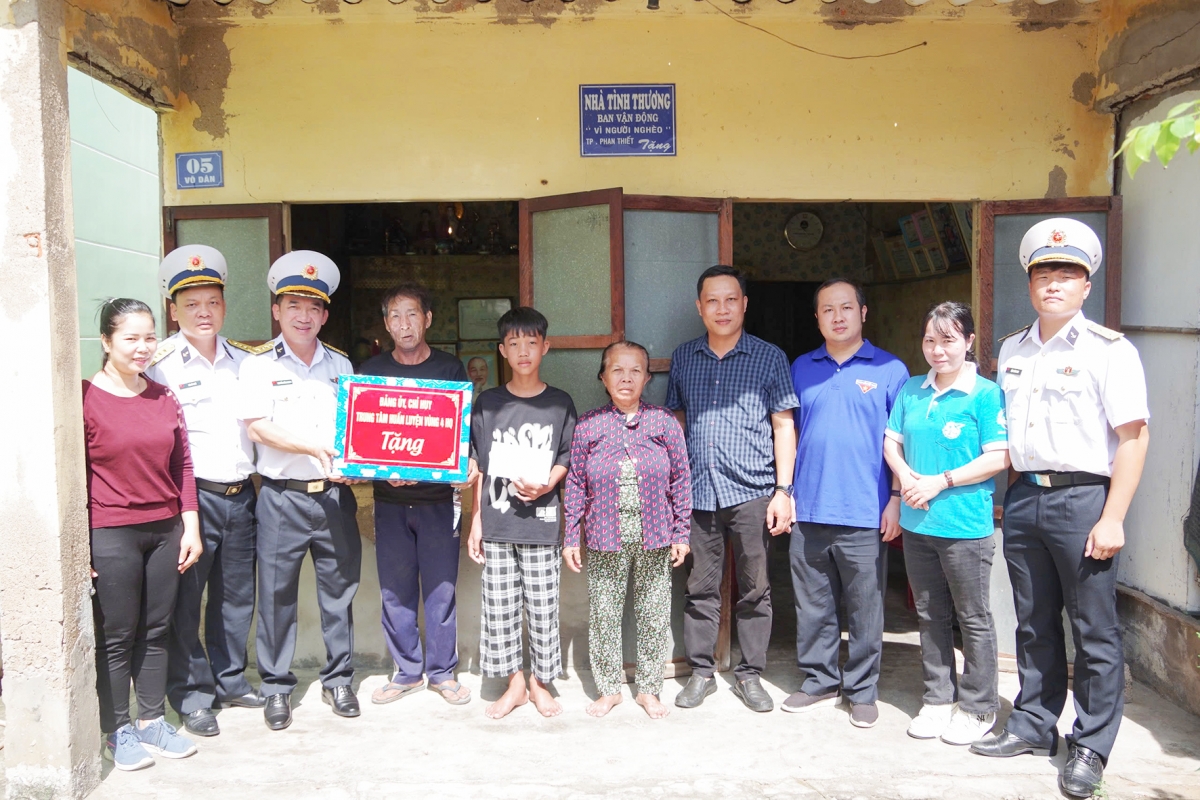 Thủ trưởng Trung tâm huấn luyện Vùng 4 tặng quà con ngư dân 