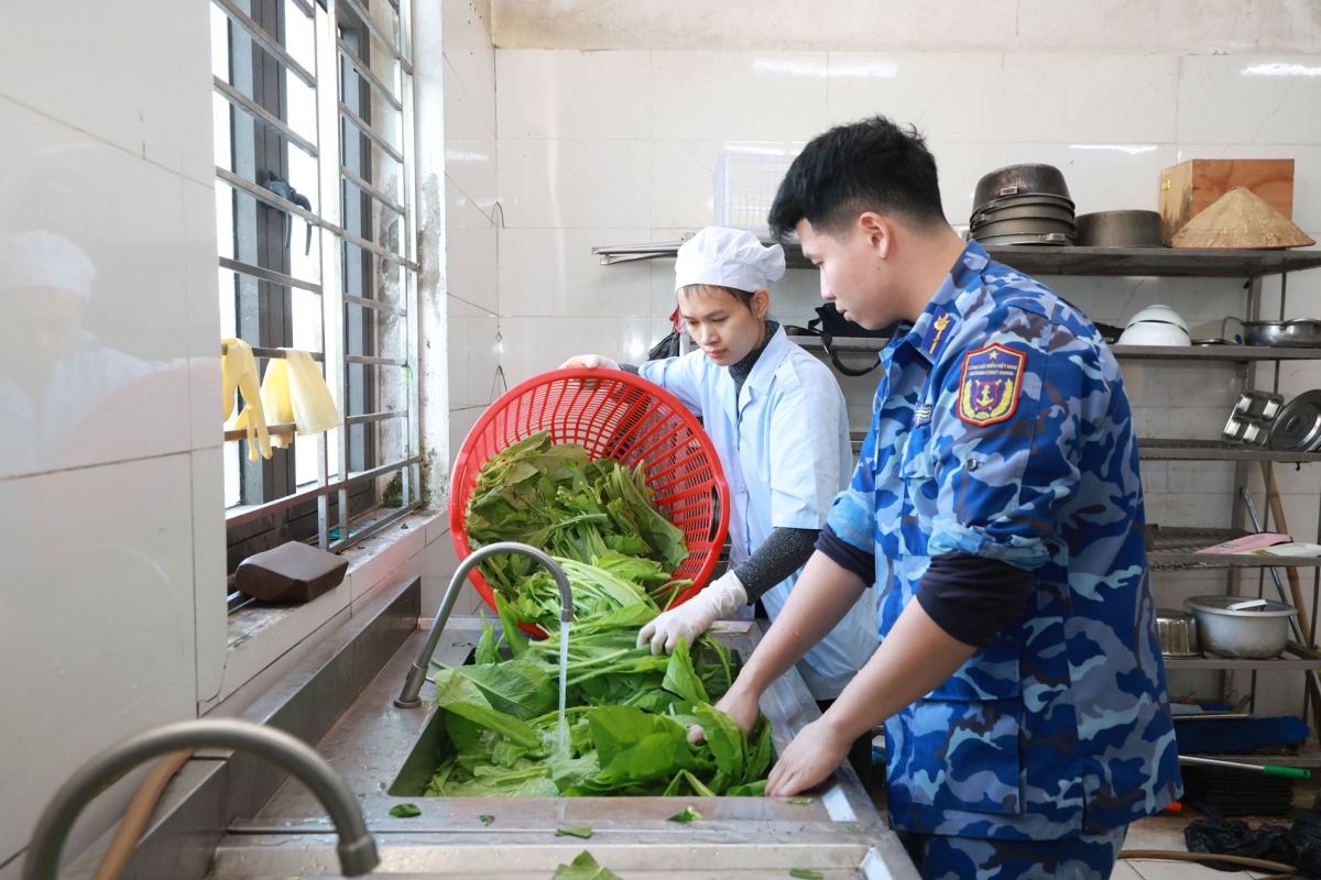 Cùng nhau chuẩn bị rau xanh để đưa vào chế biến