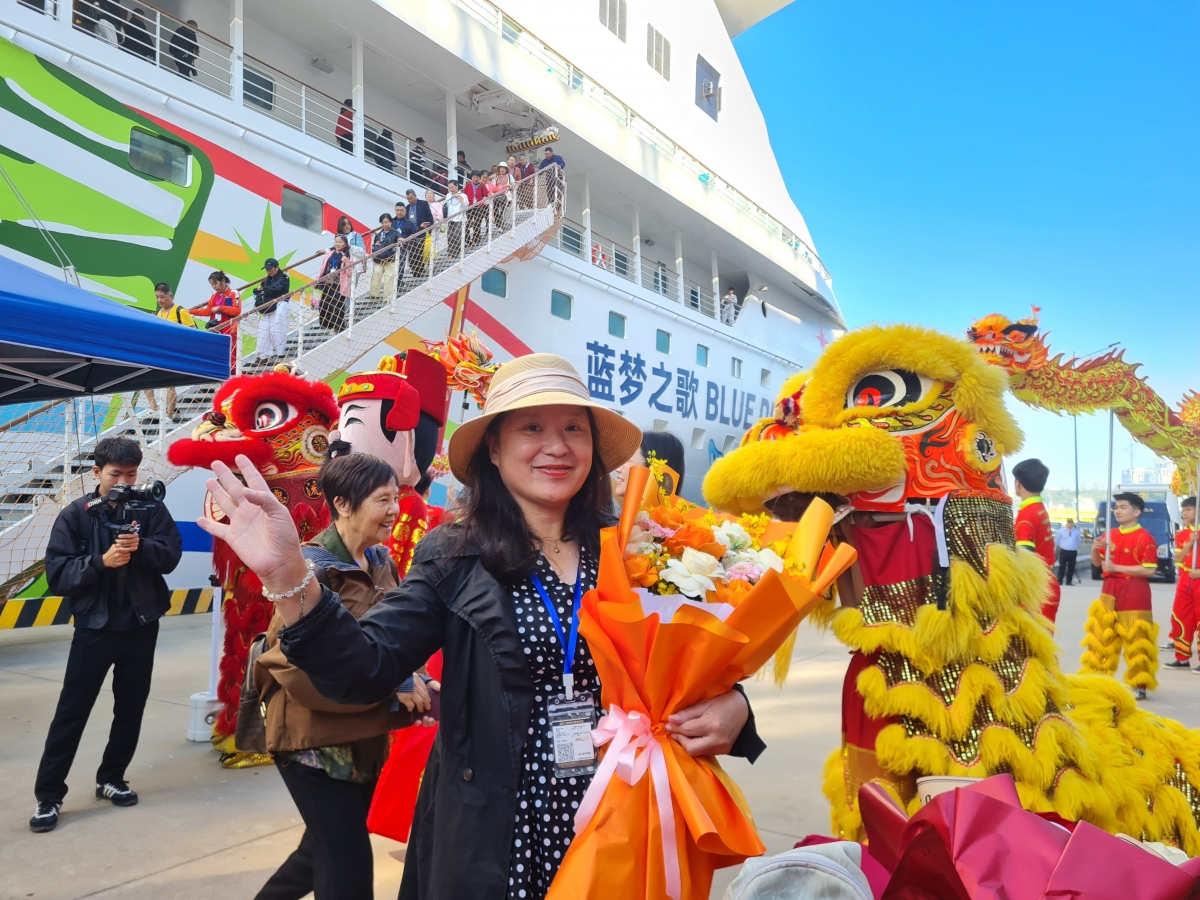 Các du khách hào hứng khi được đón tiếp nồng hậu tại Quảng Ninh