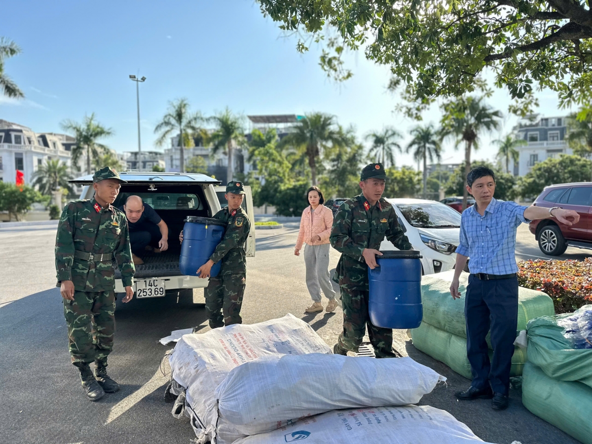 Ngành y tế Quảng Ninh đã huy động 3 tấn Cloramin B, 30.000 viên Aquatabs, 500kg phèn chua cùng một số hóa chất chuyên dụng.