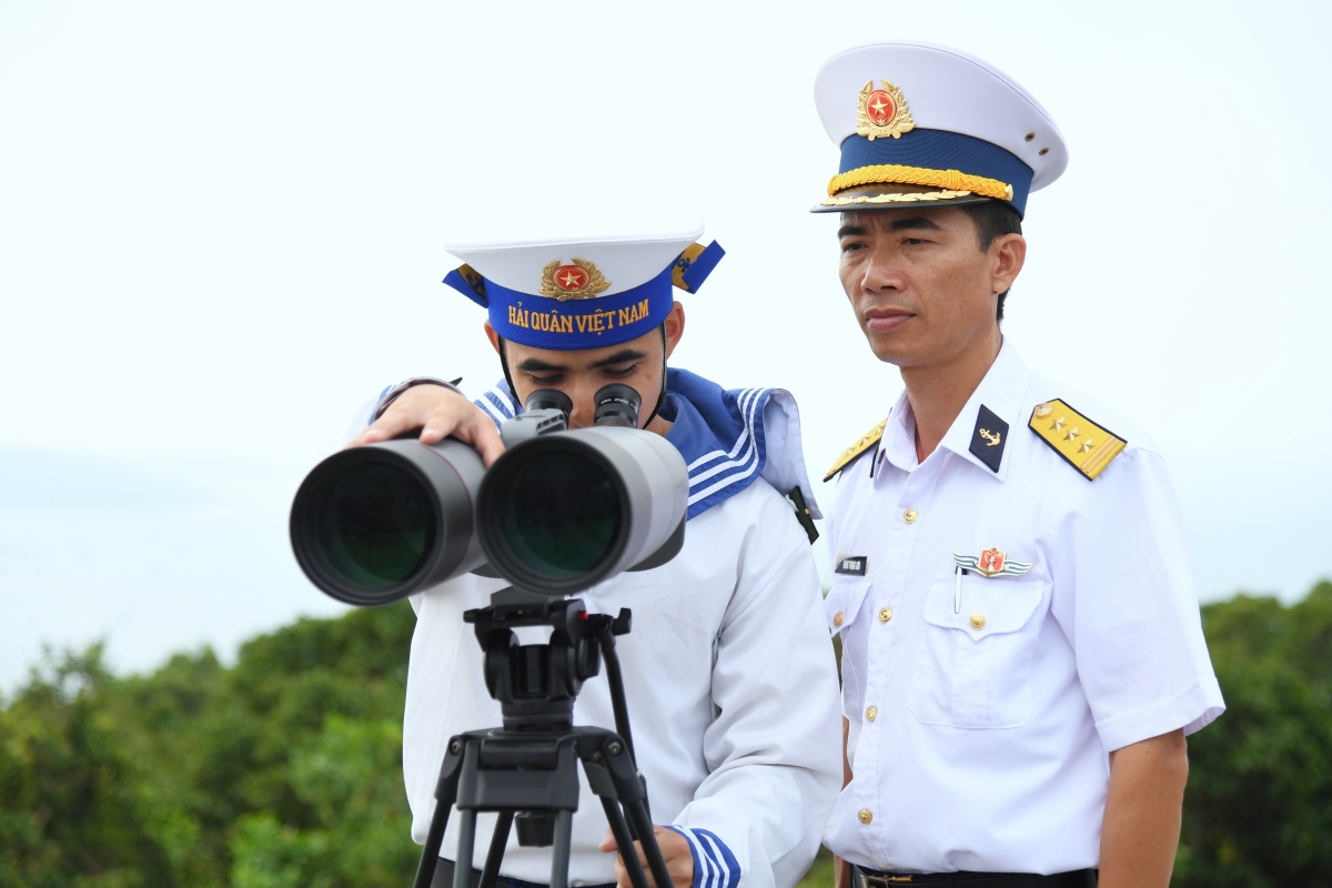 Thượng tá Đặng Trọng Sơn, Phó Chính uỷ Trung đoàn 551 kiểm tra công tác quan sát, phát hiện