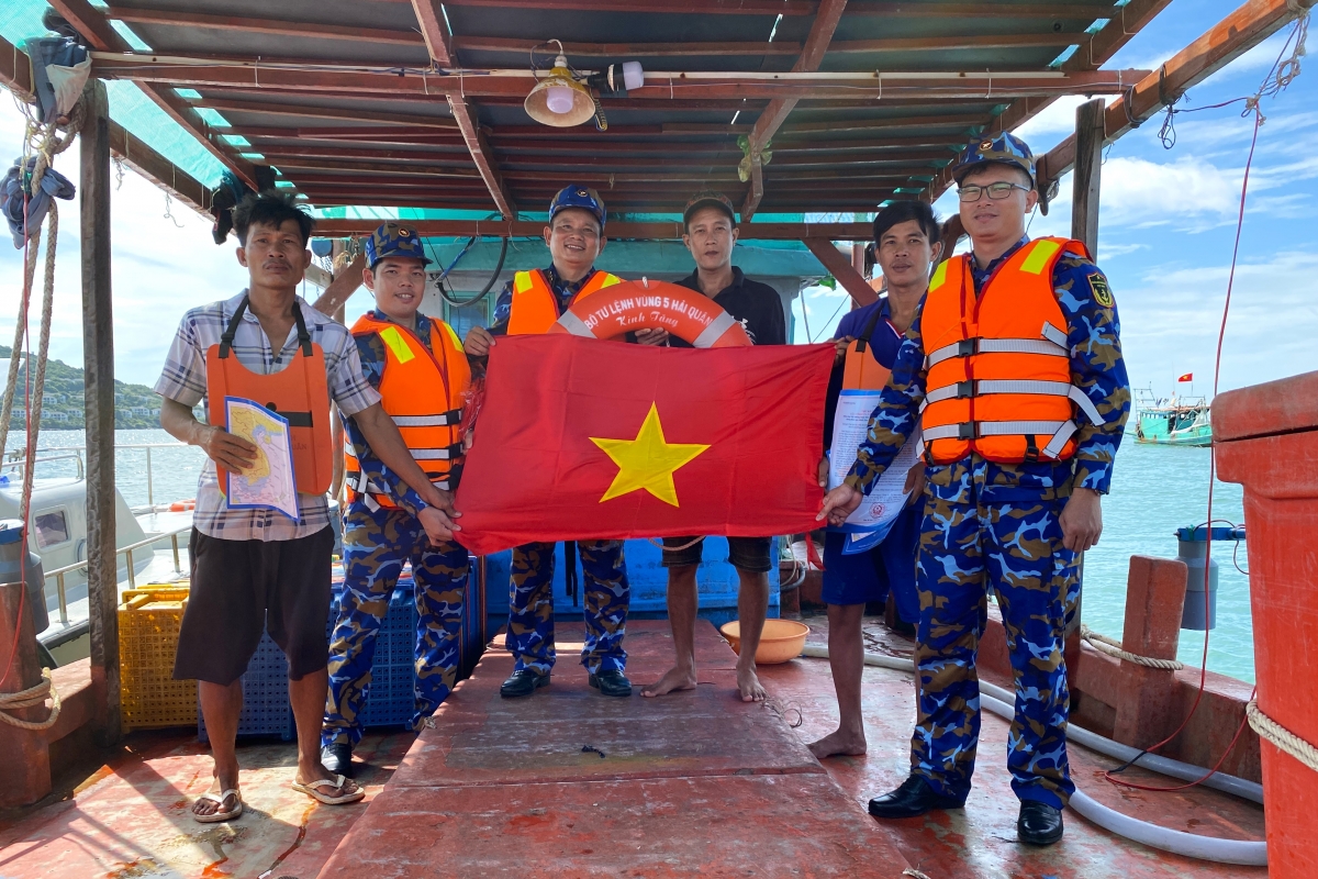 CBCS Lữ đoàn 127 tặng cờ Tổ quốc, áo phao, phát tờ rơi cho ngư dân