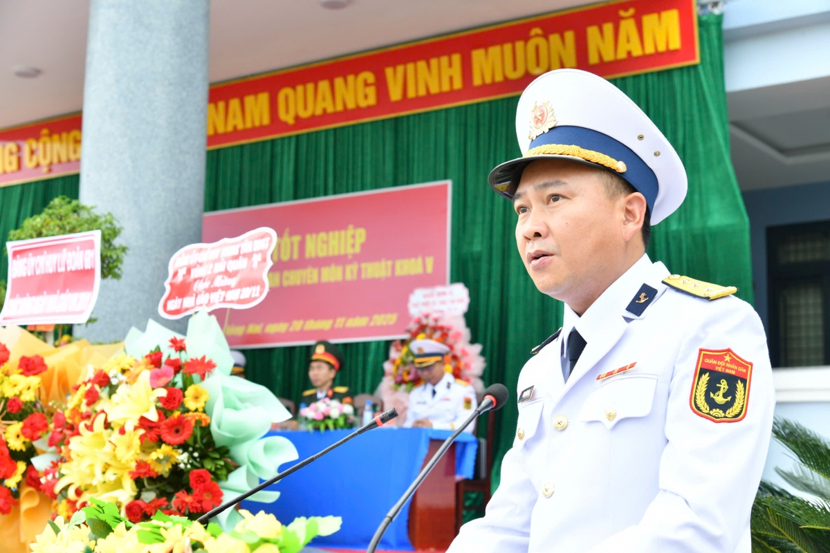 Thượng tá Phạm Văn Sơn Phó Tư lệnh, Tham mưu trưởng Vùng 2 phát biểu tại buổi Lễ Tốt nghiệp