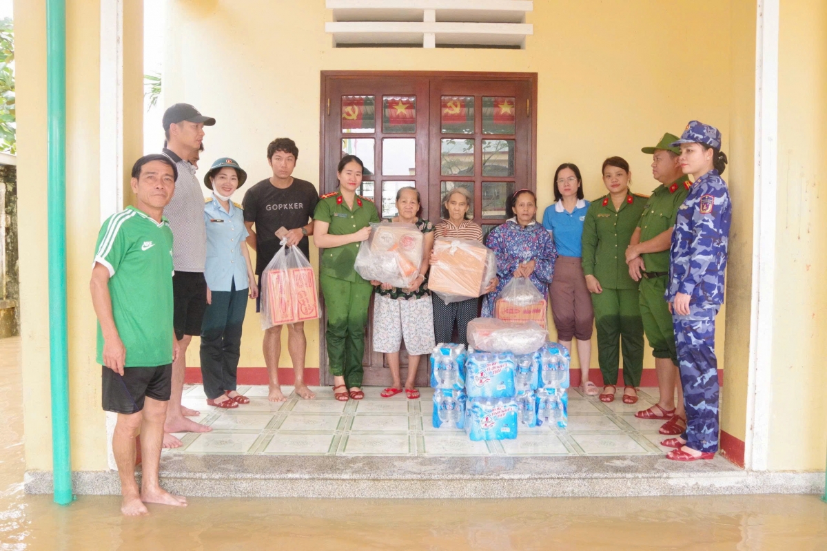 Tặng quà các gia đình bị ảnh hưởng nặng nề bởi lũ lụt tại thôn Nghĩa Hiệp, Nghĩa Đức, xã Đại Lộc, thành phố Đà Nẵng