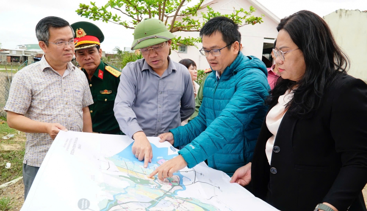 Ông Phạm Anh Tuấn - Chủ tịch UBND tỉnh Gia Lai đi kiểm tra thực địa và nghe phương án tái định cư cho dân cư vùng thường xuyên bị ảnh hưởng thiên tai. (ảnh: Nguyễn Thảo)