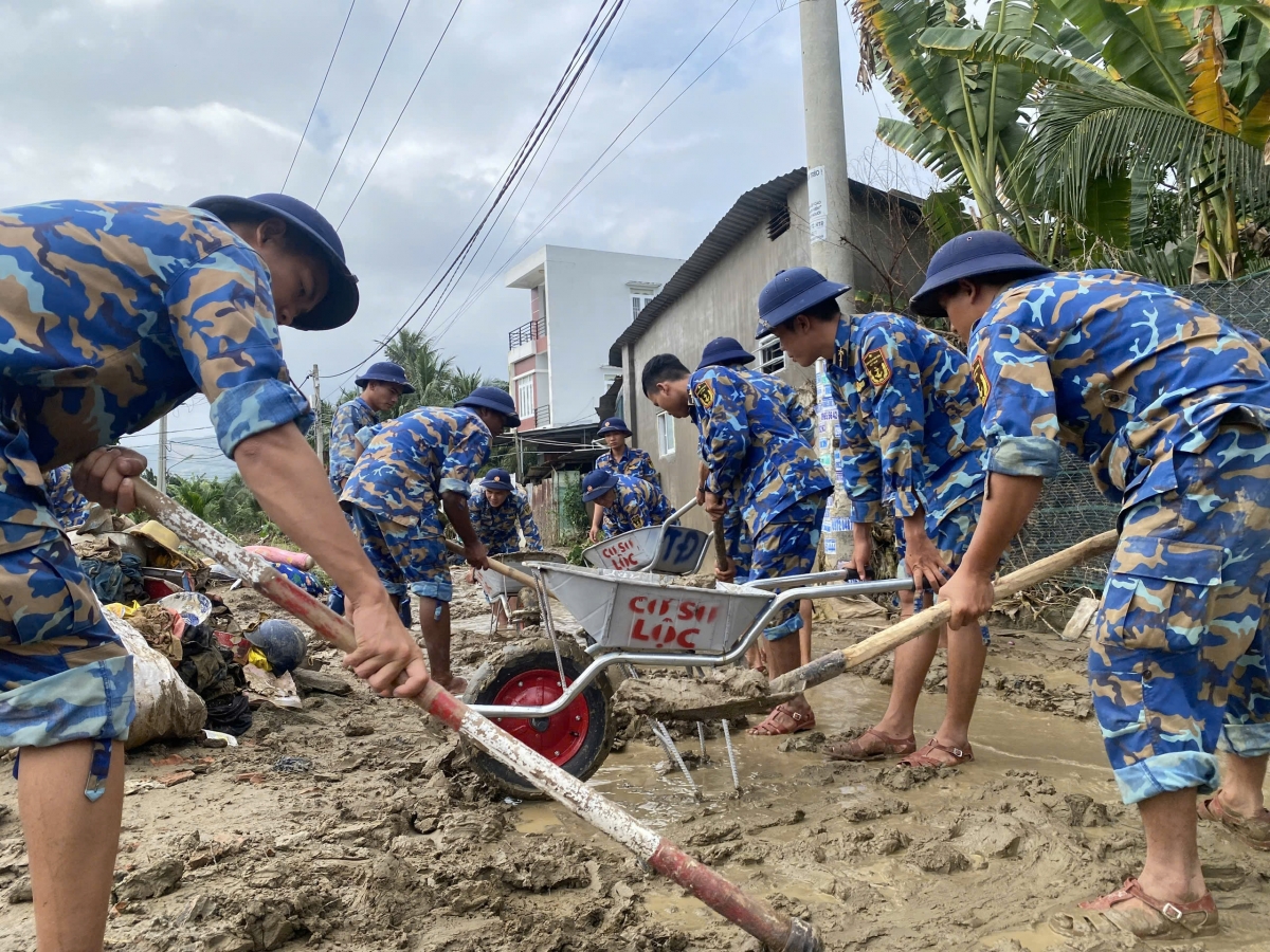 CBCS Lữ đoàn 101 dọn dẹp đường giao thông, khơi thông cống rãnh