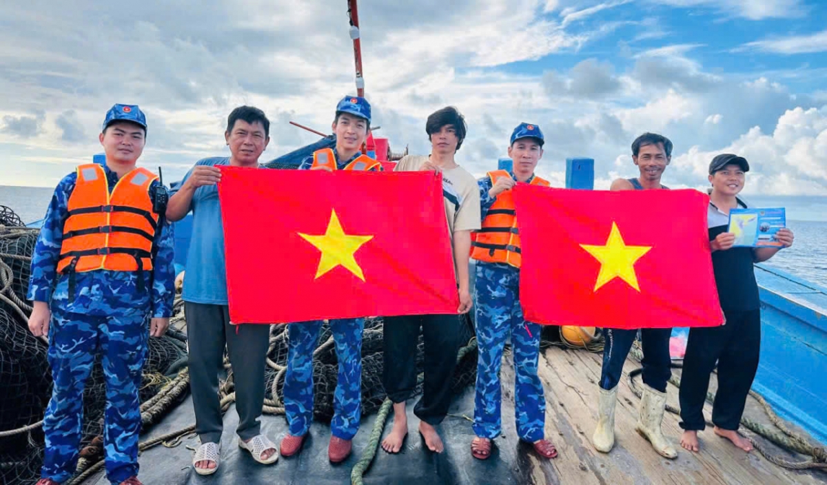 CBCS Hải đoàn 11 tặng cờ Tổ quốc cho ngư dân