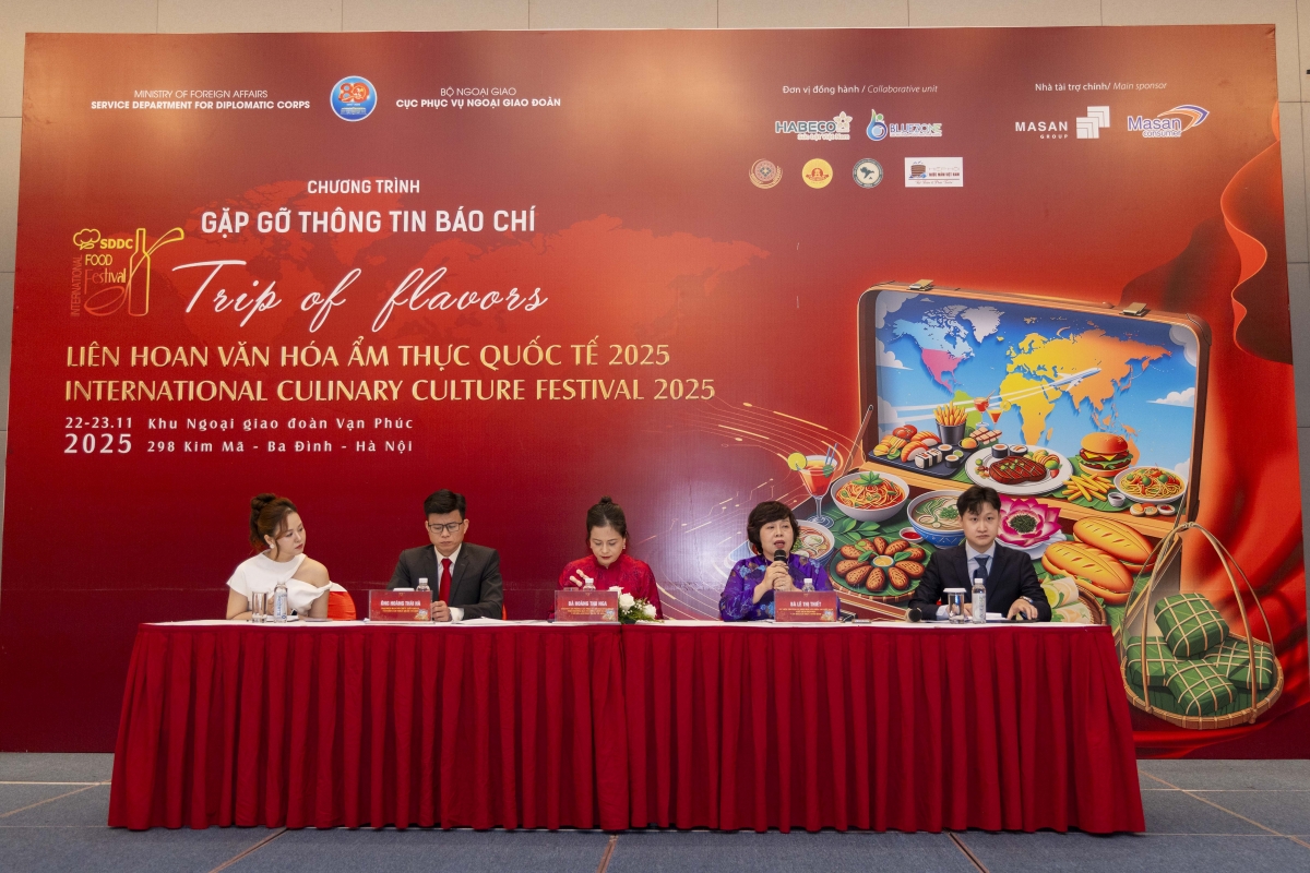 Nghệ nhân Lê Thị Thiết - Cố vấn Văn hóa Ẩm thực của Liên hoan chia sẻ tại sự kiện