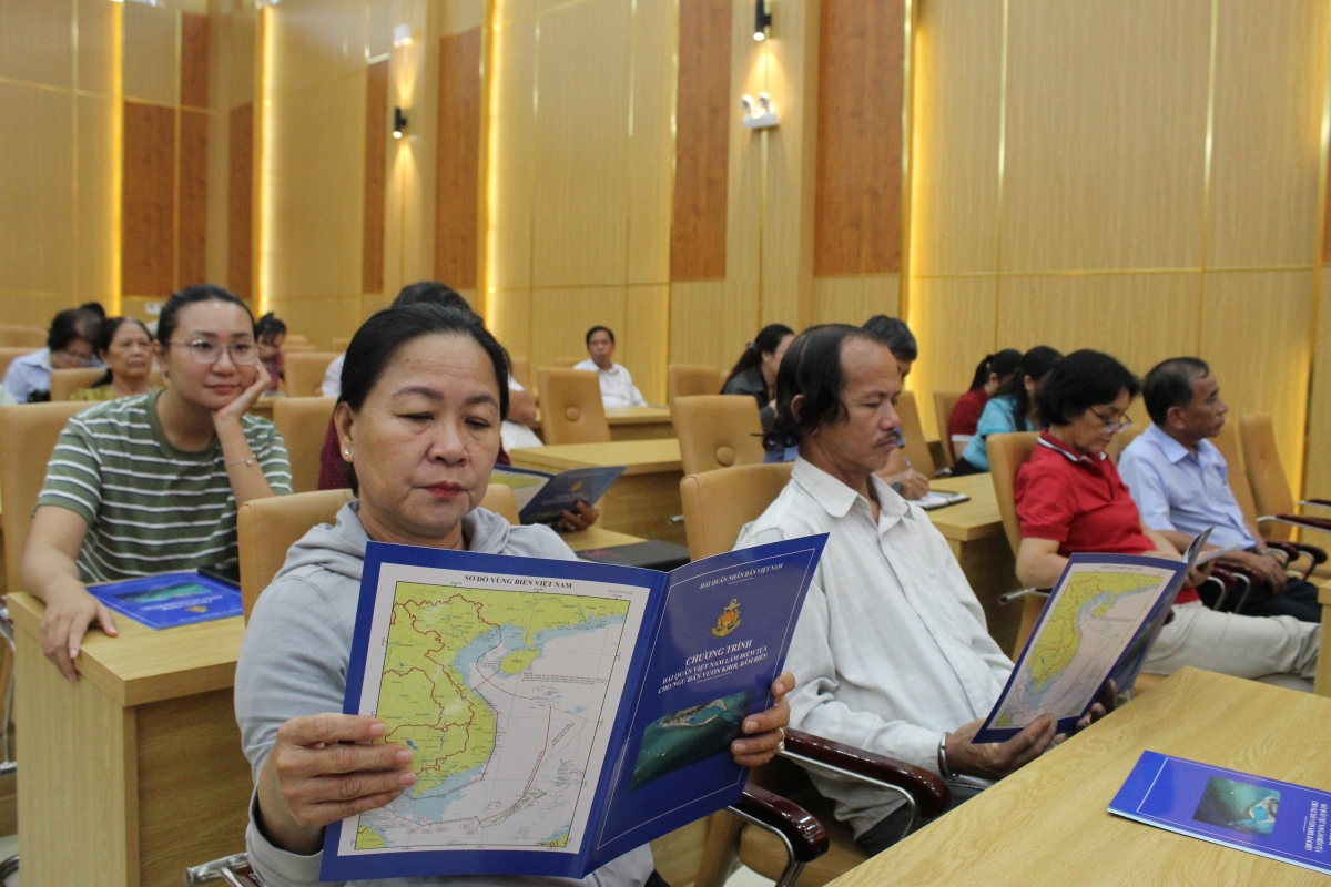 Các chủ tàu cá tham gia buổi tuyên truyền