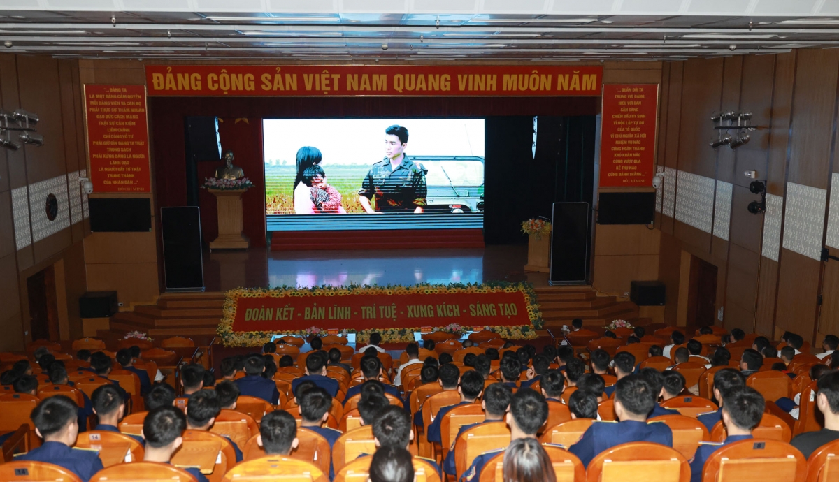 Mỗi người đều nhắc nhở bản thân phải tiếp nối truyền thống anh hùng của dân tộc.