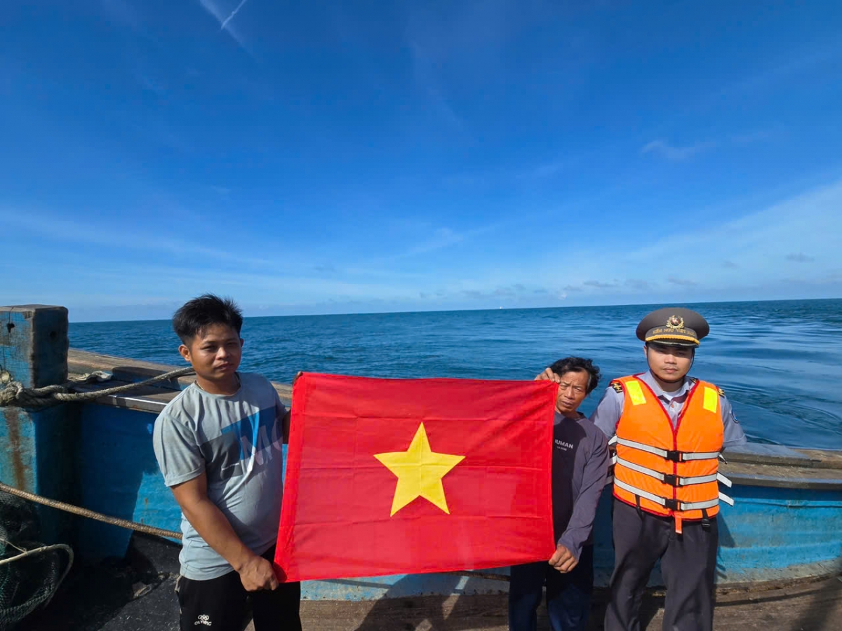 Tuyên truyền, tặng cờ Tổ quốc cho ngư dân