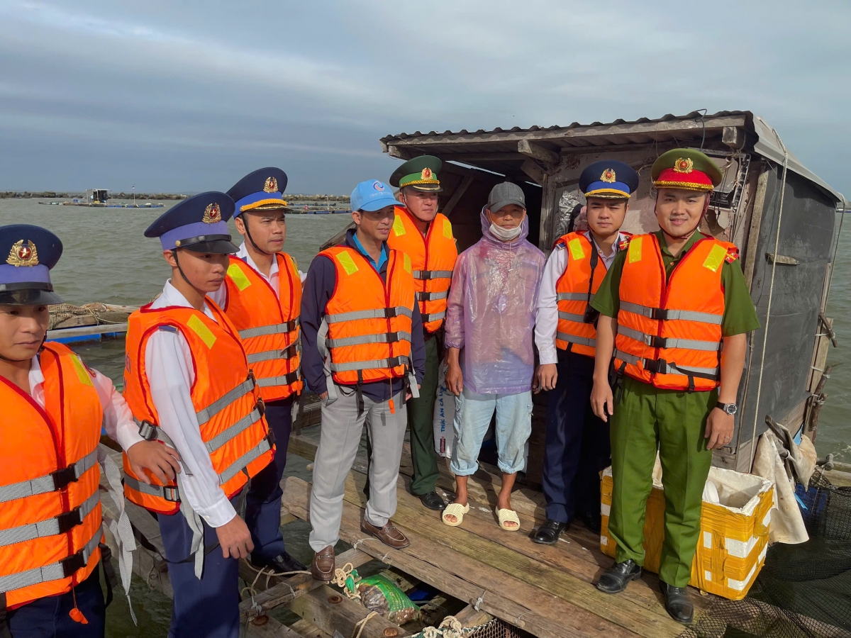 Lực lượng Cảnh sát biển, Công an, Biên phòng kiểm tra rà sát, kêu gọi người dân ven biển chủ động biện pháp phòng, chống bão số 15.