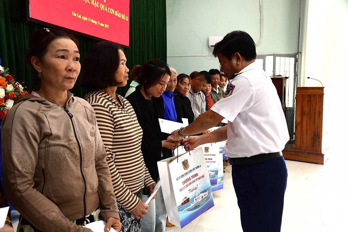 Thiếu tướng Trần Quang Tuấn, Tư lệnh Vùng Cảnh sát biển 2 tặng quà hỗ trợ nhân dân xã Bình Hiệp, tỉnh Gia Lai khắc phục hậu quả bão số 13