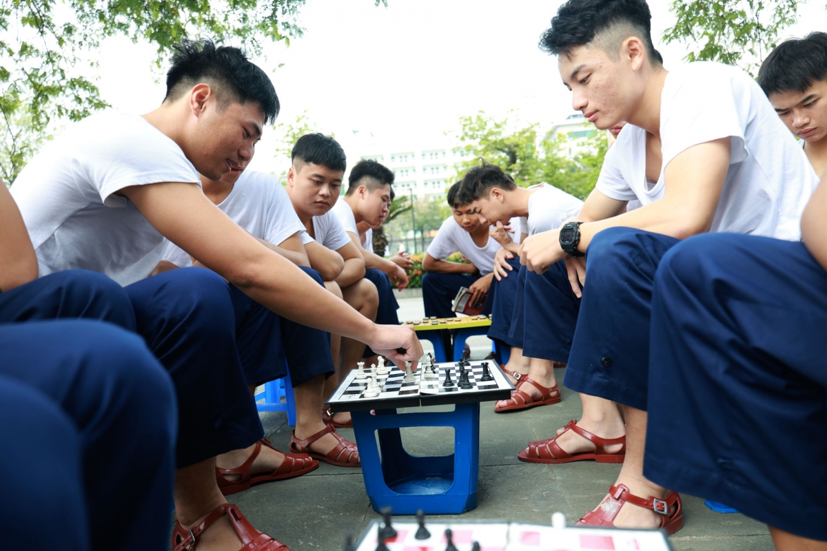  Sau mỗi tuần huấn luyện, công tác các chiến sĩ lại quây quần đọc báo và sách.