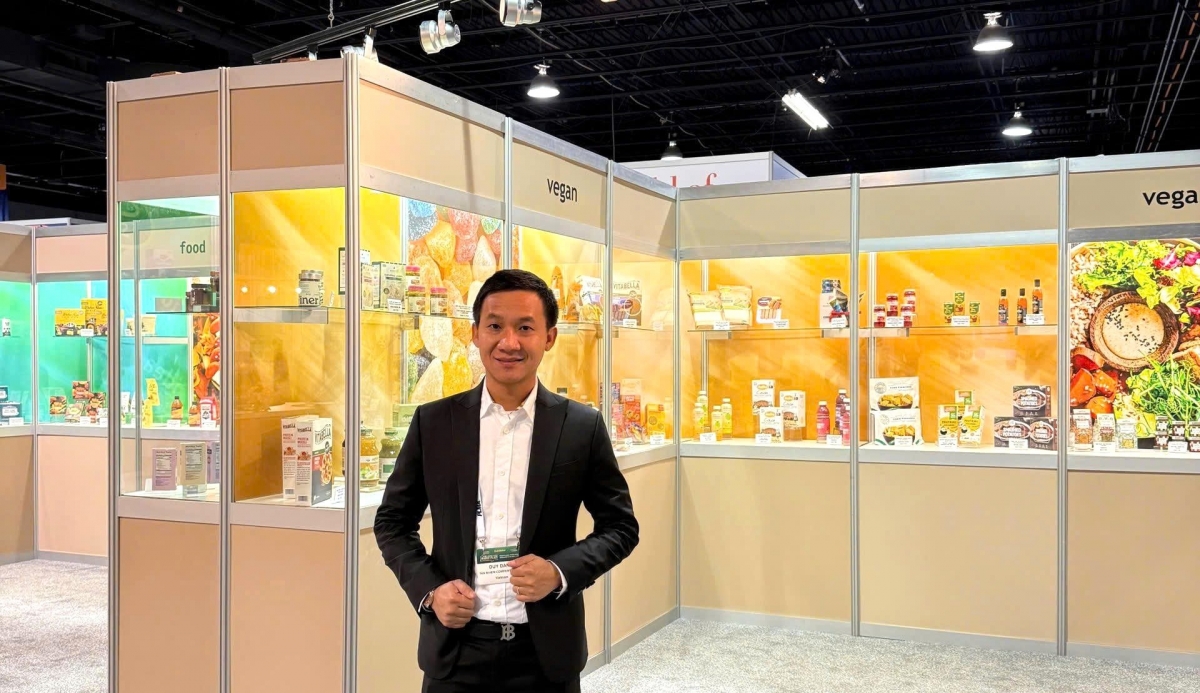 (Ảnh: Ông Đặng Khánh Duy, Tổng Giám đốc Công ty TNHH Tân Nhiên với các sản phẩm của mình trên kệ hàng quốc tế)