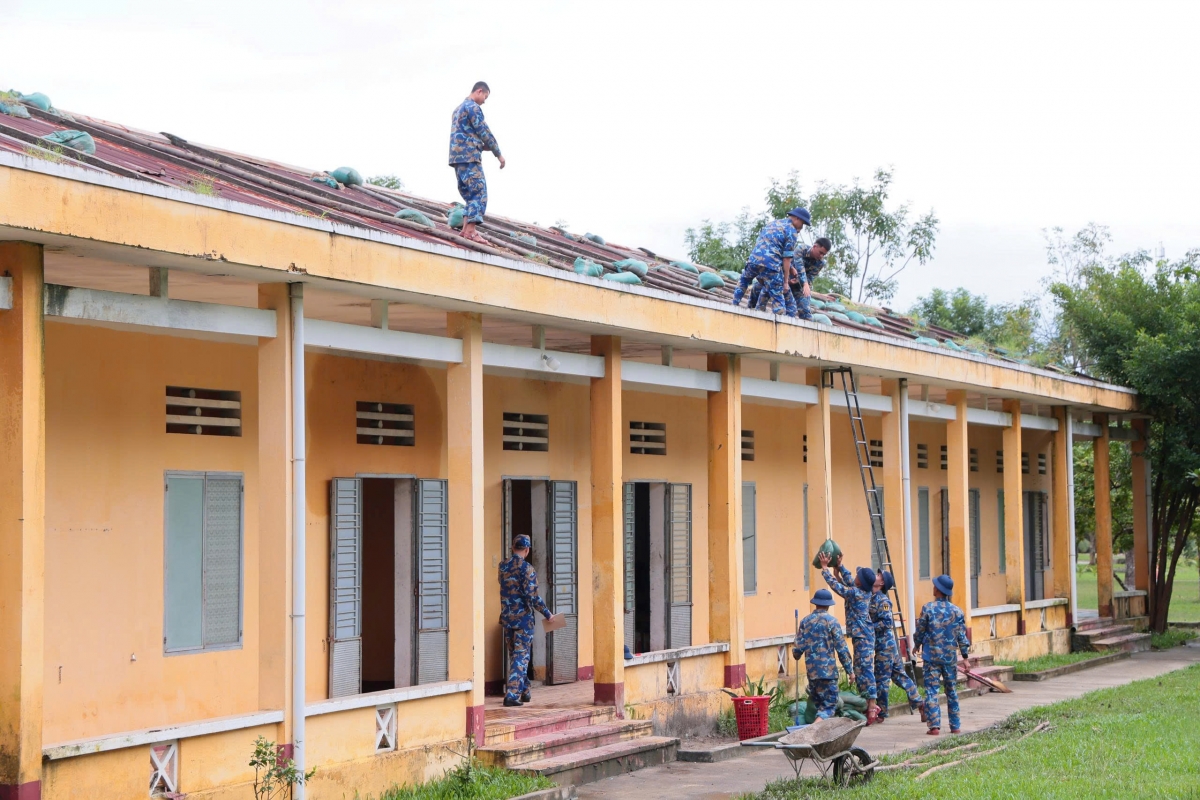 Cán bộ, chiến sĩ Tiểu đoàn 355 chuẩn bị bao cát gia cố nhà ở bộ đội.