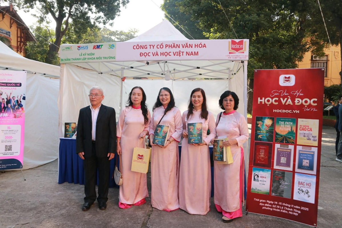 Tặng sách cho giảng viên, nguyên giảng viên Khoa Môi trường - Trường Đại học Tự nhiên - Đại học Quốc gia Hà Nội