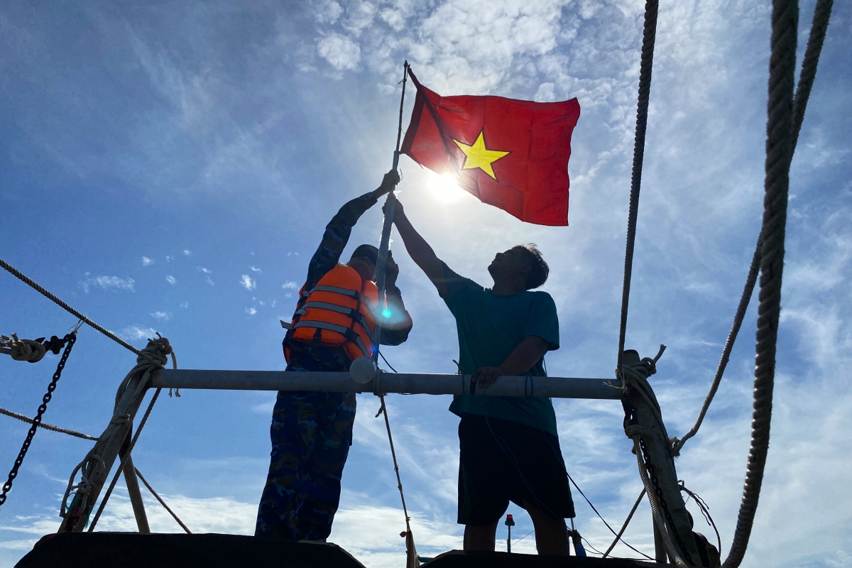 CBCS Lữ đoàn 127 cùng ngư dân treo cờ Tổ quốc lên nóc tàu