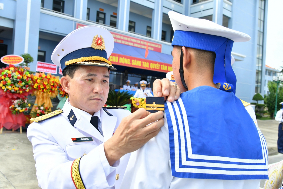 Đại tá Đậu Đình Dân, Chỉ huy trưởng Trung tâm gắn quân hàm cho các đồng chí được thăng quân hàm Trung sĩ