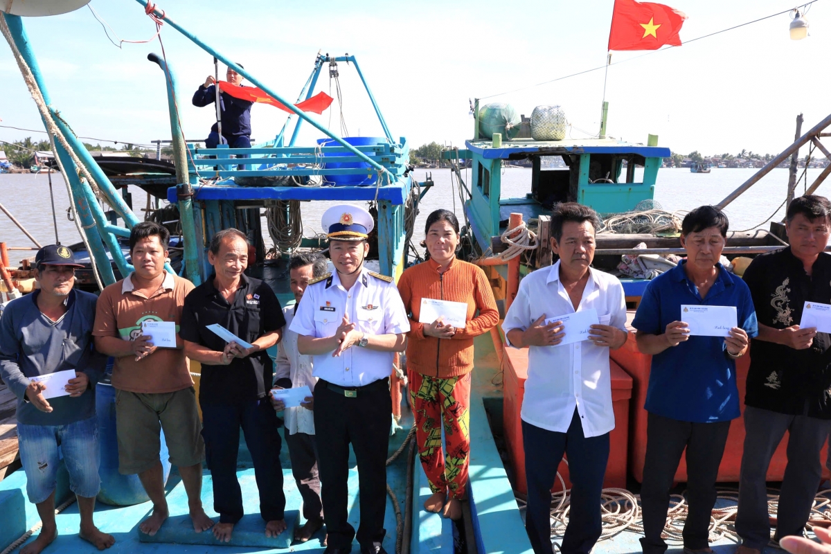 Thủ trưởng Bộ Tư lệnh Vùng 5 Hải quân tặng quà bà con ngư dân