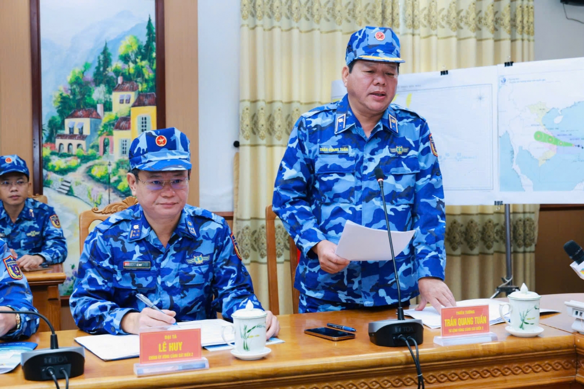 Thiếu tướng Trần Quang Tuấn - Tư lệnh Vùng Cảnh sát biển 2 báo cáo kết quả triển khai phòng chống bão số 13