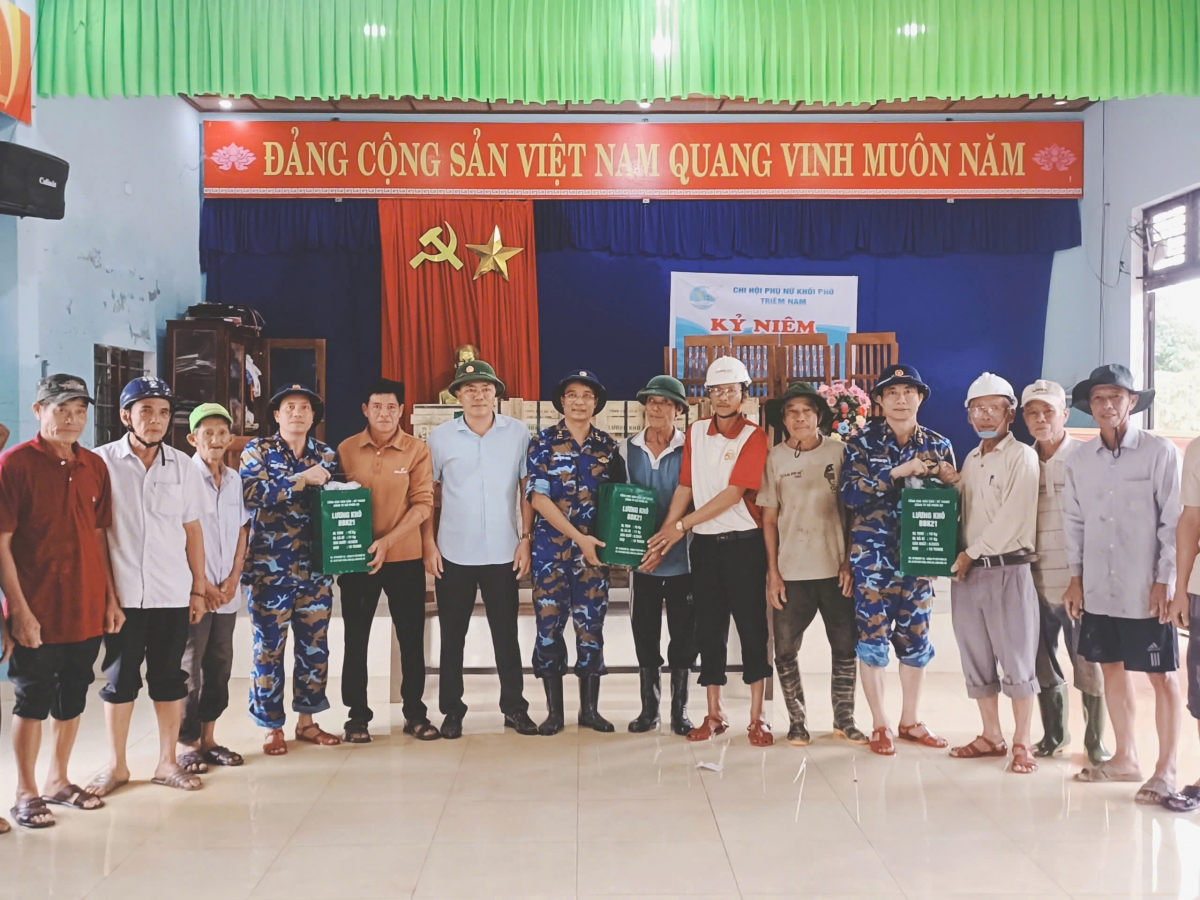 Trung đoàn 351, thừa ủy quyền của Bộ Tư lệnh Vùng 3 Hải quân, hỗ trợ 300kg lương khô cho nhân dân phường Điện Bàn, TP Đà Nẵng bị thiệt hại sau mưa, lũ lụt.