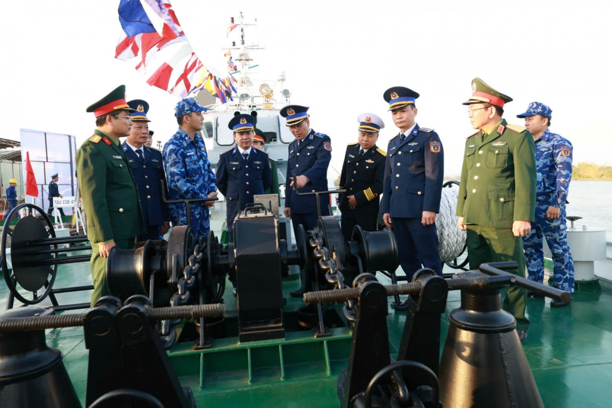 Tư lệnh Cảnh sát biển Việt Nam kiểm tra hệ thống tời neo của tàu CSB 4040.