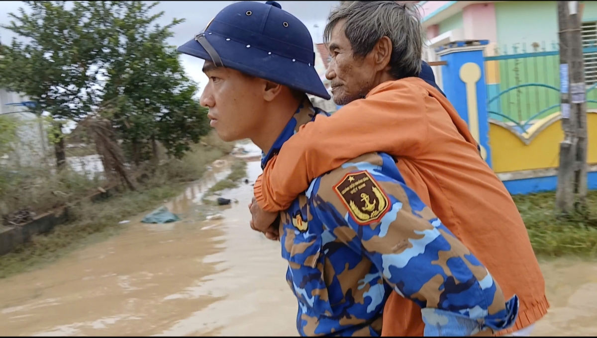 Cán bộ, chiến sĩ Tiểu đoàn 458, Vùng 4 Hải quân hỗ trợ nhân dân tại xã Diên Điền tỉnh Khánh Hòa