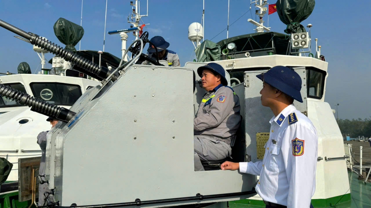 Kiểm tra thao tác pháo 25mm trên tàu TT 120