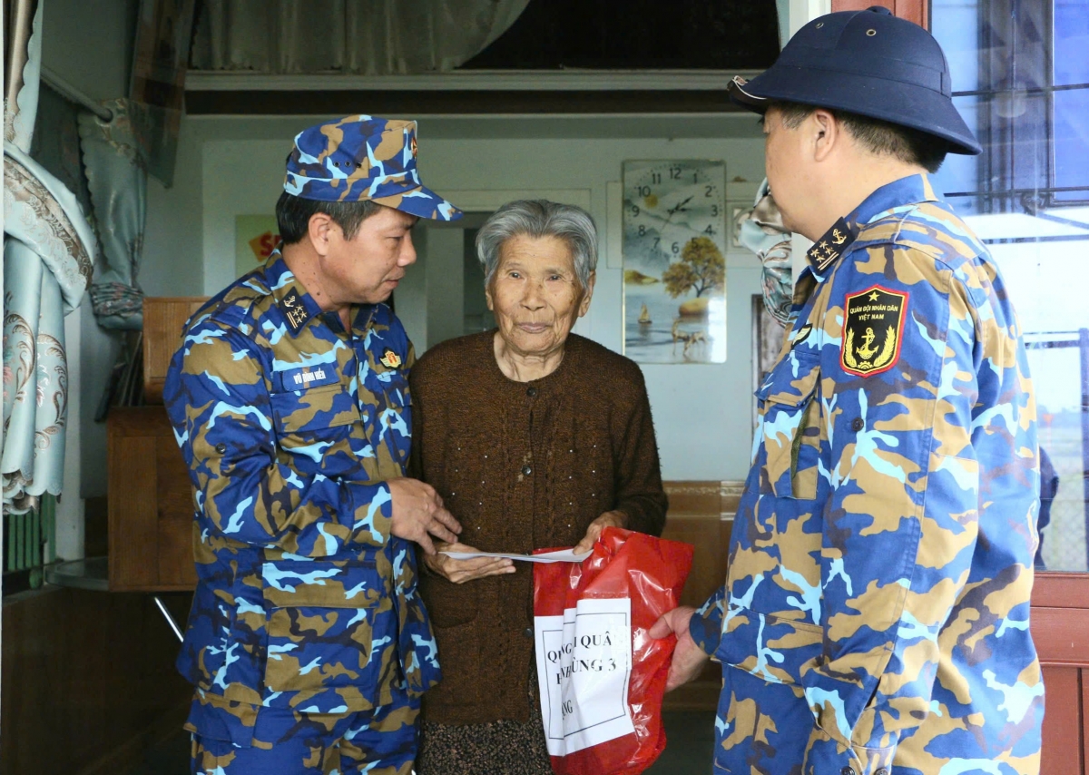 Đại tá Vũ Đình Hiển, PTL- TMT Vùng thăm, động viên, trao tiền và vật chất của Quân chủng Hải quân đến gia đình cụ Lê Thị Ngọ, vợ liệt sĩ Đinh Ngọc Đoàn bị thiệt hại sau mưa, lũ tại xã Hòa Tiến, thành phố Đà Nẵng