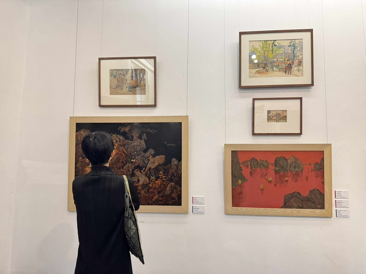 Du khách thích thú tham quan triển lãm