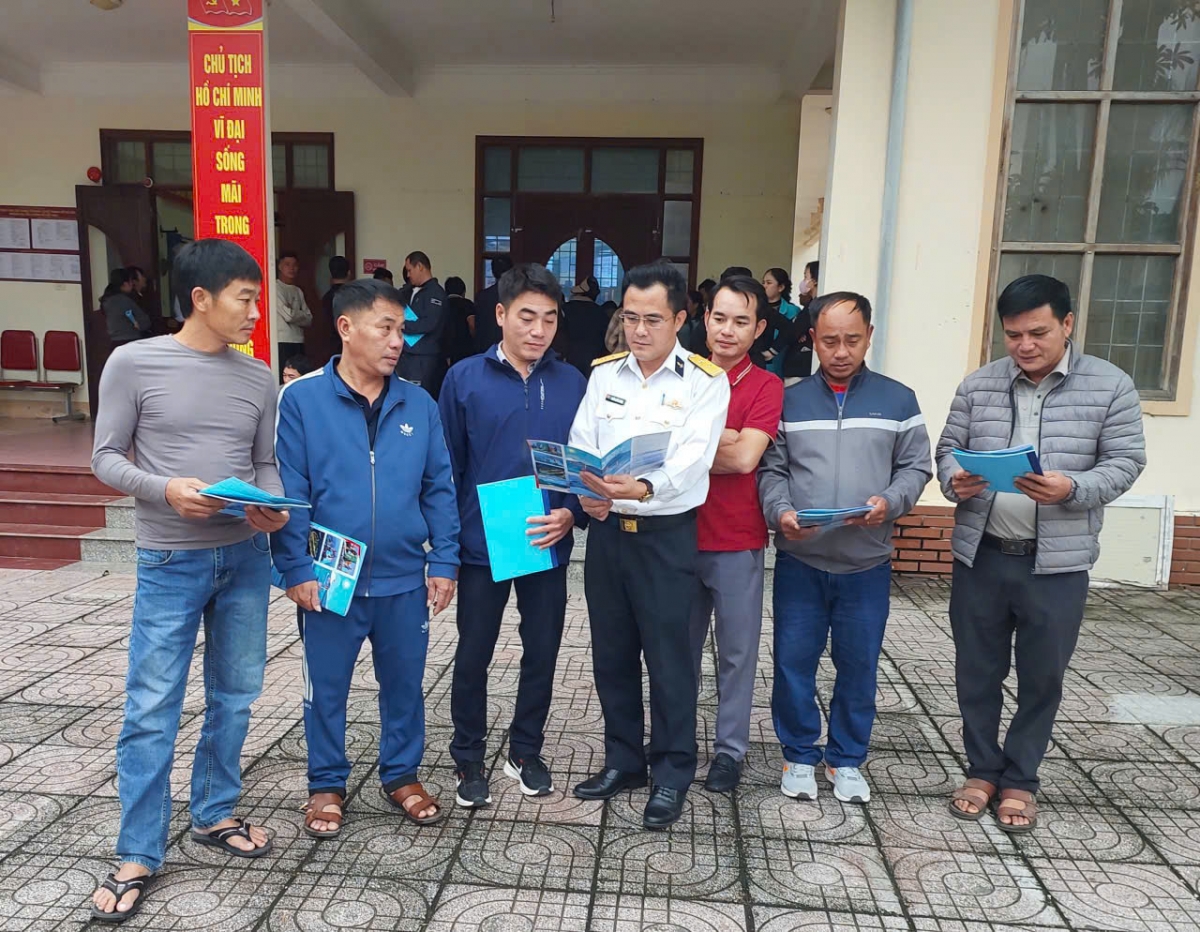 Cán bộ Hải đội 137 tuyên truyền chống khai thác hải sản bất hợp pháp, không báo cáo và không theo quy định cho ngư dân