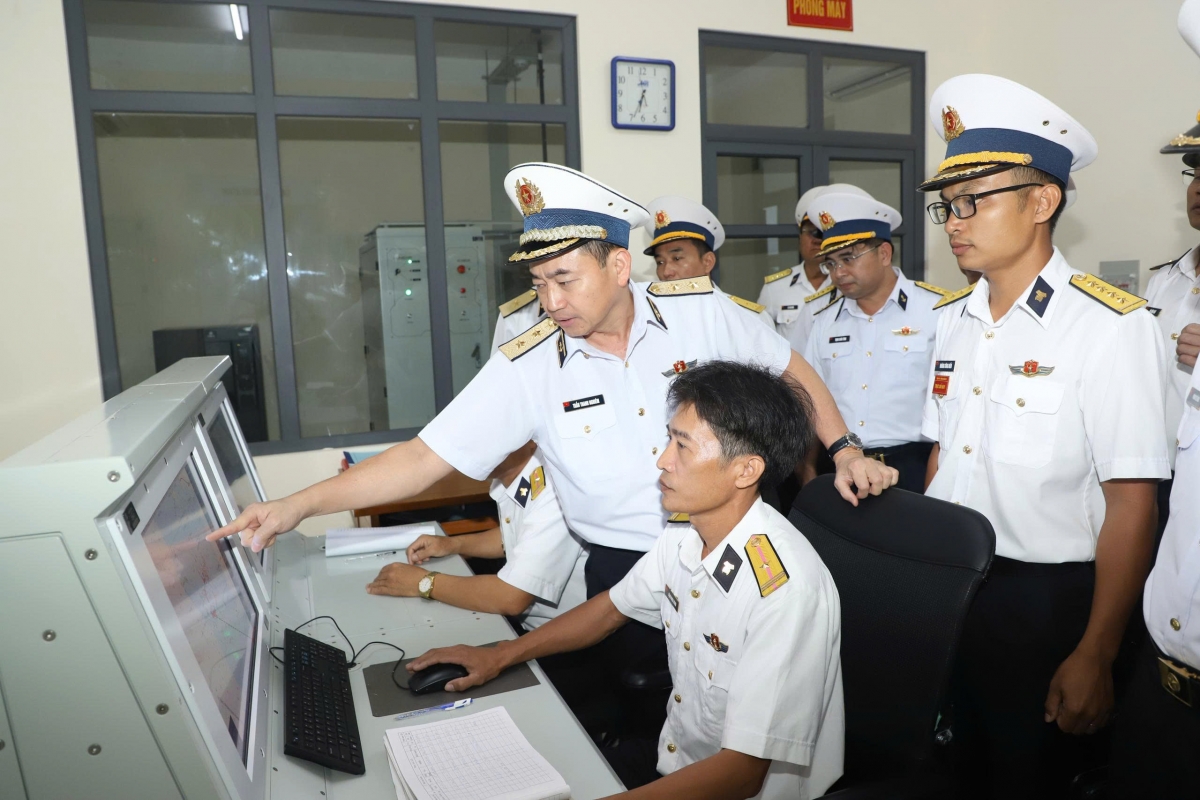 Đồng chí Tư lệnh Hải quân kiểm tra kíp trực Ra đa, Trung đoàn 551
