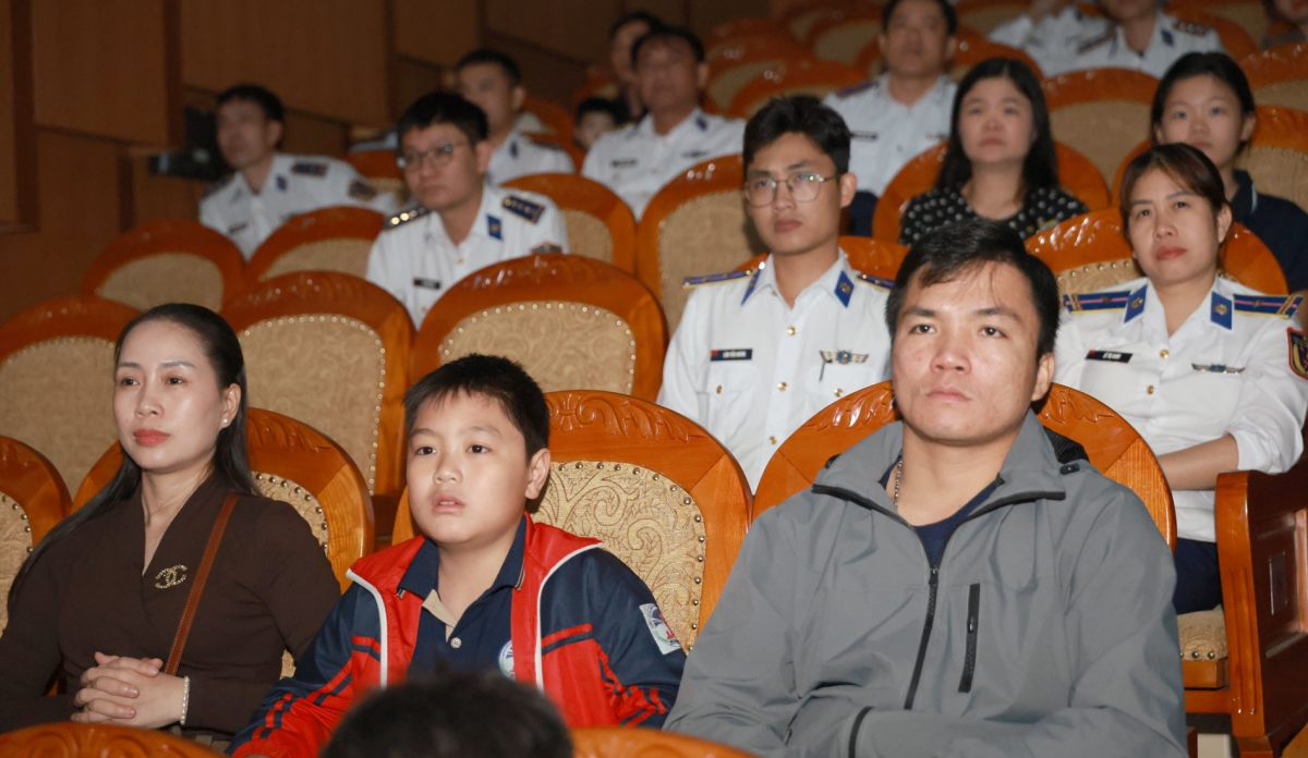 Mỗi người đều nhắc nhở bản thân phải tiếp nối truyền thống anh hùng của dân tộc.