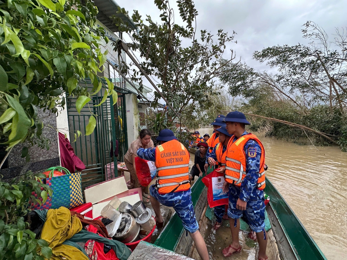  Cán bộ, chiến sĩ Vùng Cảnh sát biển 2 nhanh chóng tiếp cận, hỗ trợ người dân