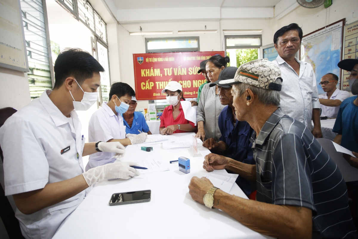 Quân y Vùng 4 khám sức khoẻ, cấp thuốc cho ngư dân 