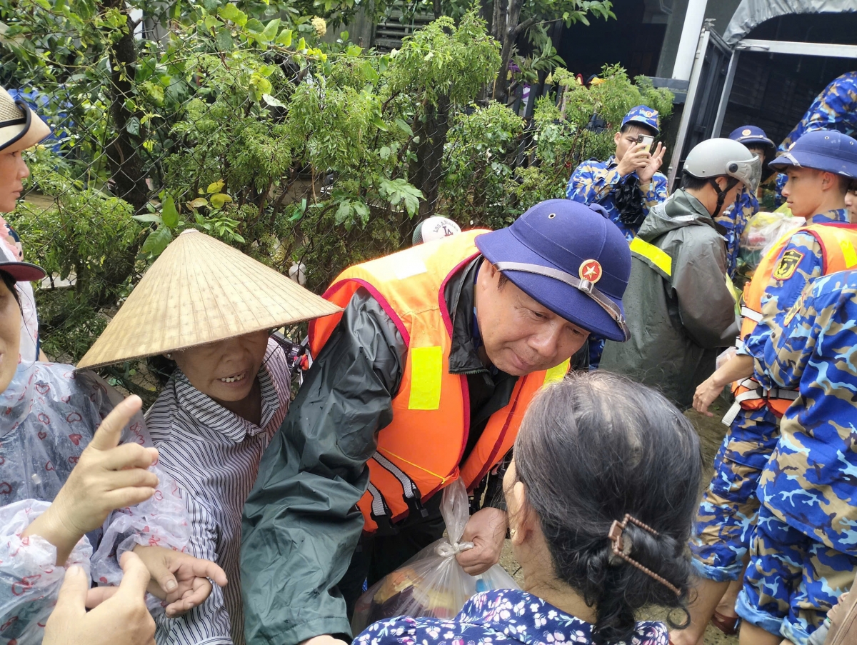 Đại tá Phạm Quang Trung, Bí thư Đảng ủy, Chính ủy Lữ đoàn 682 tặng quà, động viên bà con nhân dân vùng lũ lụt