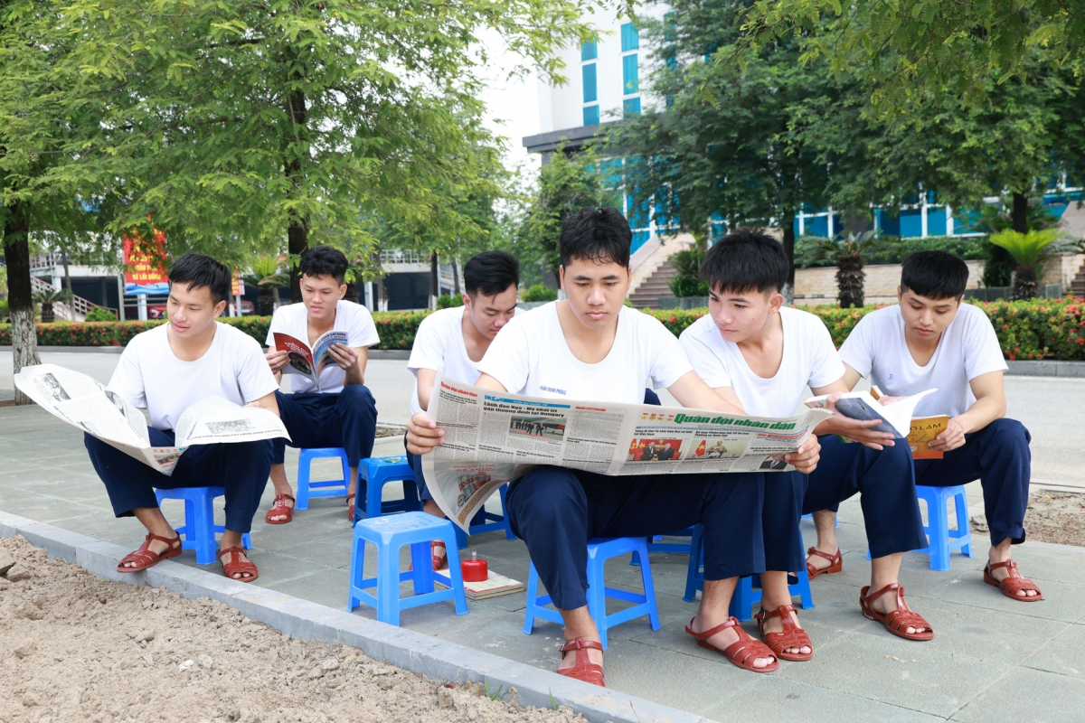 Nhiều chiến sĩ chọn chơi cờ thư giãn trong ngày nghỉ cuối tuần.