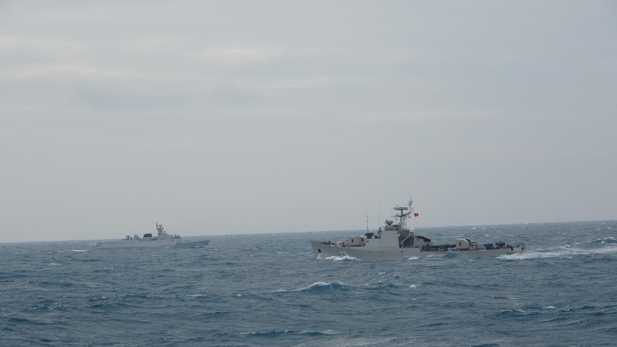 Biên đội tàu 09, tàu 17 của Hải quân Việt Nam và Biên đội tàu 630, 649 của Hải quân Trung Quốc huấn luyện vận động đội hình.