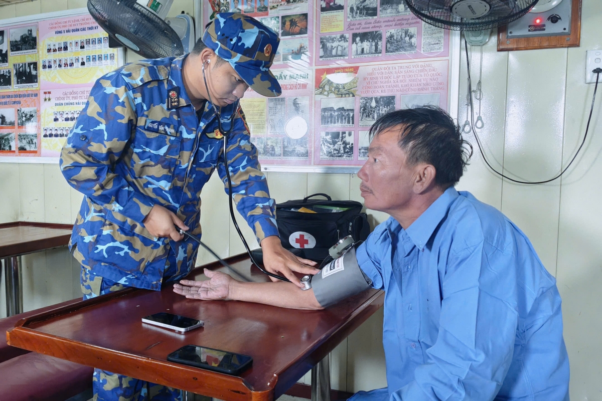 Quân y Tàu 954 chăm sóc, kiểm tra sức khỏe thuyền viên được cứu nạn